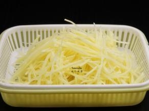 捞出土豆丝，沥干水，放入孜然粉、盐腌制出水；