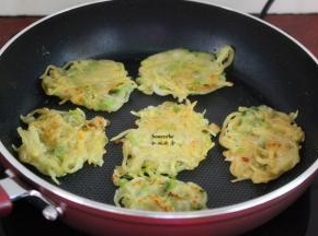 煎至微黄，翻转另一面继续煎至熟即可；PS：我煎了二锅，一个锅煎不完。