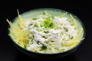 把面粉、大蒜切碎、腌制好的土豆丝把拌均；PS：腌制的土豆有水，不需要加上，面粉用量就是土豆丝拌均不需要加上即可。