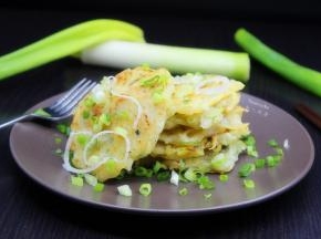 美味快手早餐出锅了。土豆丝饼