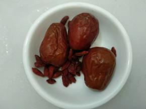 枸杞和红枣洗净。