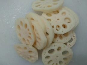 莲藕去皮切薄片洗净。