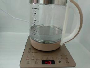 九阳养生壶注入少量清水，选开水功能。
