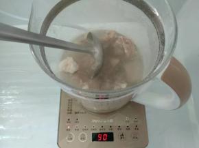 待水开后放入排骨焯一下，去除血水洗净。放水至1300毫升处。