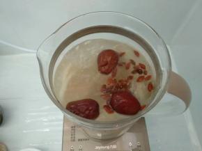 煲30分钟后，放入红枣和枸杞。