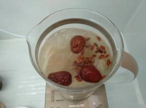 煲30分钟后，放入红枣和枸杞。