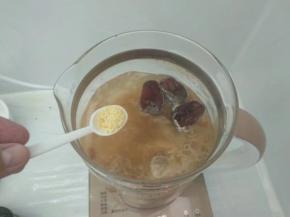 煲至剩2分钟时加入一勺鸡精。