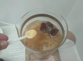 煲至剩2分钟时加入一勺鸡精。