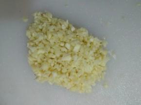大蒜剁成蒜蓉。