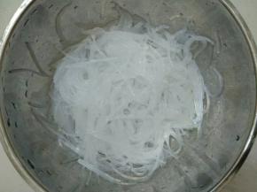 粉丝切成小段沥干水分。