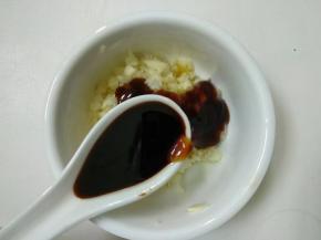 加入1勺酱油。