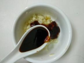 加入1勺酱油。