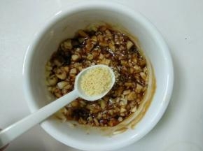 加入一小勺鸡精搅拌均匀成酱料。