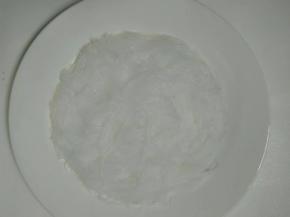 盘子铺上一层粉丝。