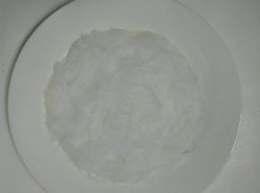 盘子铺上一层粉丝。