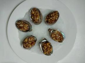 将酱料填充鲍鱼上。