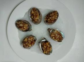 将酱料填充鲍鱼上。