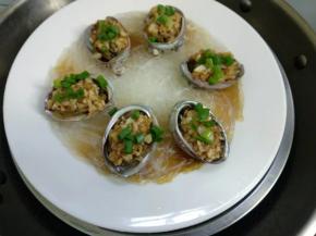 冷水入锅，水开上汽后大火蒸8分钟 ，撒上葱花即可出锅。