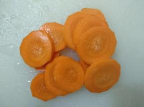 胡萝卜去皮切薄片。