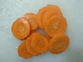 胡萝卜去皮切薄片。