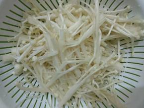 金针菇去尾部洗净。