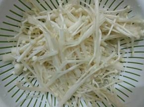 金针菇去尾部洗净。