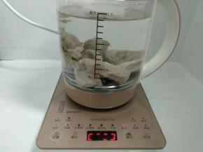 放水至1400毫升处，选择煲汤功能。