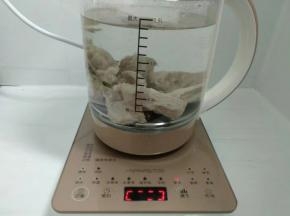 放水至1400毫升处，选择煲汤功能。