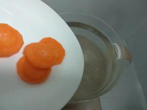 煲至35分钟后，放入胡萝卜煲10分钟。