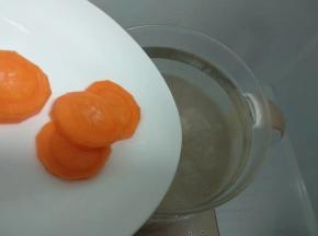 煲至35分钟后，放入胡萝卜煲10分钟。