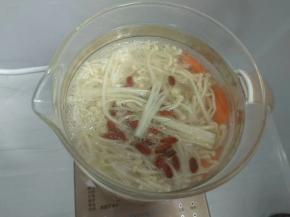 放入金针菇和枸杞。
