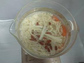 放入金针菇和枸杞。