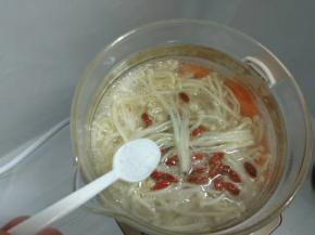 煲至剩2分钟时，加入3勺盐。