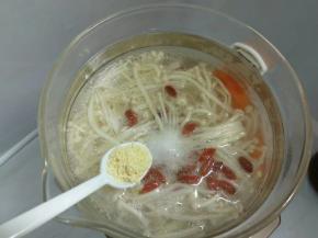 加入1勺鸡精和胡椒粉，直至煲汤结束。