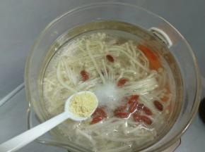 加入1勺鸡精和胡椒粉，直至煲汤结束。