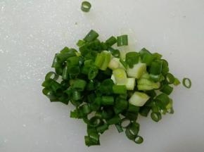 葱切葱花。