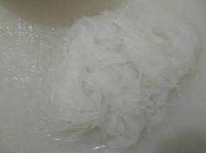 粉丝切成小段沥干水分。