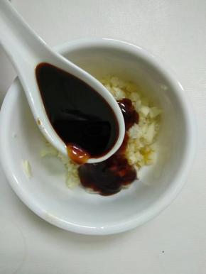 加入1勺酱油。