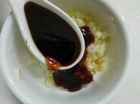 加入1勺酱油。
