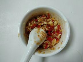 加入辣椒搅匀成酱料。