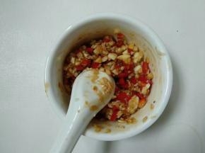 加入辣椒搅匀成酱料。