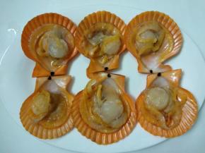 扇贝摆入盘里。