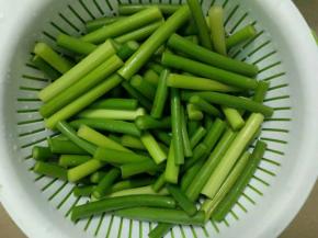 蒜苔洗净去头尾部，切成小段备用。