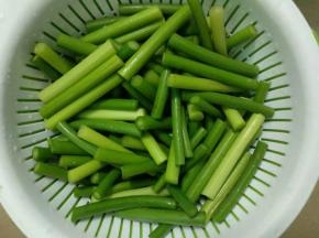 蒜苔洗净去头尾部，切成小段备用。
