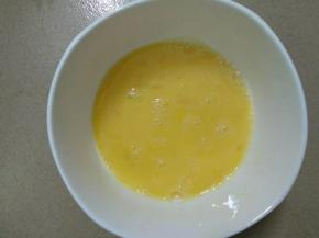 鸡蛋磕入碗里加少许盐搅匀。