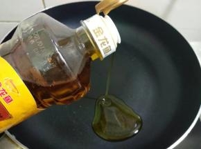 热锅倒入适量金龙鱼菜籽油烧七成热。