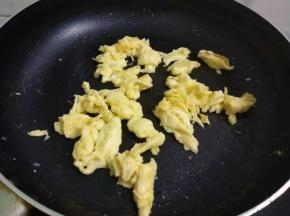 倒入鸡蛋炒熟炒散，盛出备用。