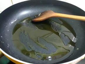 锅里再倒入适量菜籽油烧八成热。