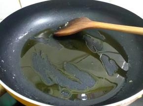 锅里再倒入适量菜籽油烧八成热。