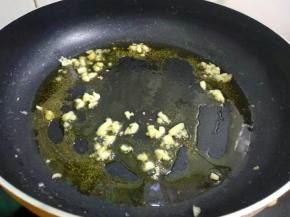 放入大蒜爆香。